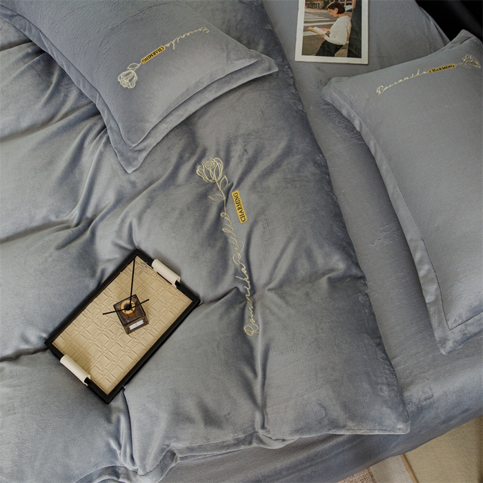 91家纺网 家纺一手货源 找家纺 神州川 2024直播爆款高克重保暖加厚纯色刺绣牛奶绒四件套-遇见-浅灰