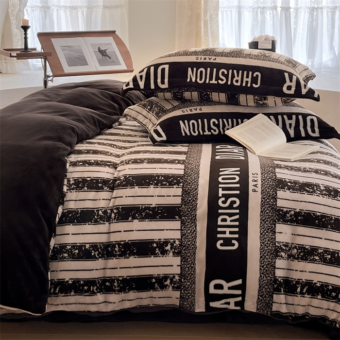 91家纺网 家纺一手货源 找家纺 启程家纺 2024新款A类牛奶绒轻奢大牌风四件套 泥点字母