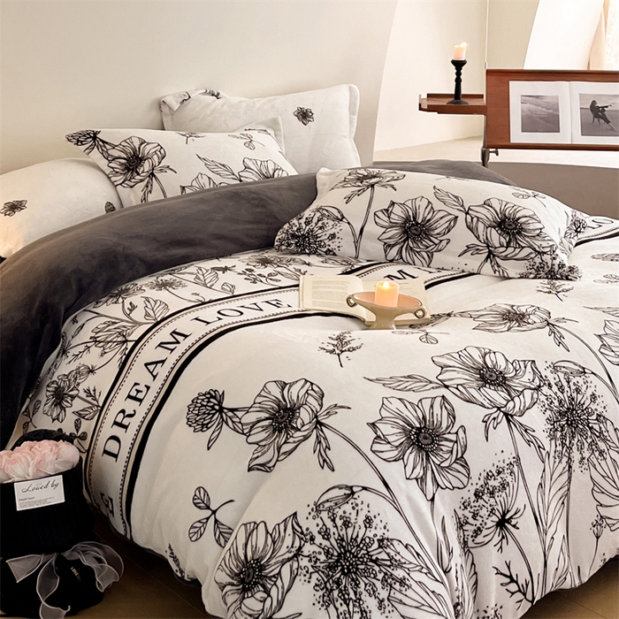 91家纺网 家纺一手货源 找家纺 启程家纺 2024新款A类牛奶绒轻奢大牌风四件套 黑白荷花