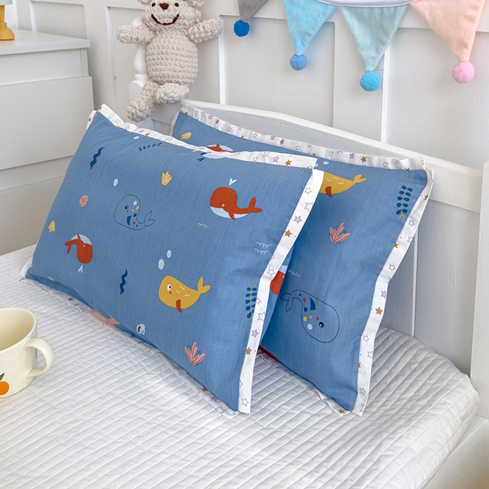 91家纺网 家纺一手货源 找家纺 2024新款A类133x72铂金全棉枕套枕头枕芯七彩童年系列 枕套+枕芯-棚拍图 小鲸鱼