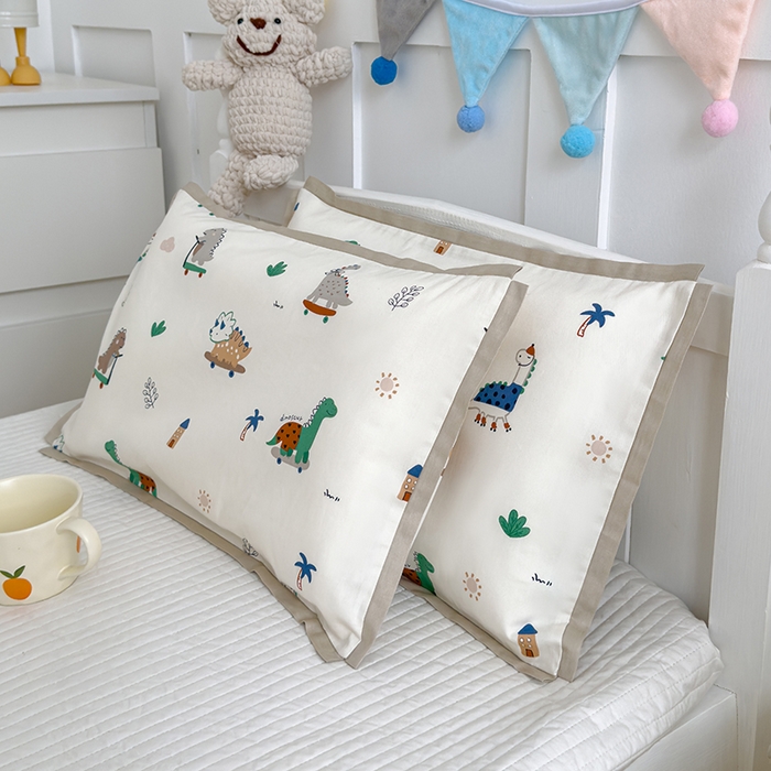 91家纺网 家纺一手货源 找家纺 2024新款A类133x72铂金全棉枕套枕头枕芯七彩童年系列 枕套+枕芯-棚拍图 恐龙印记