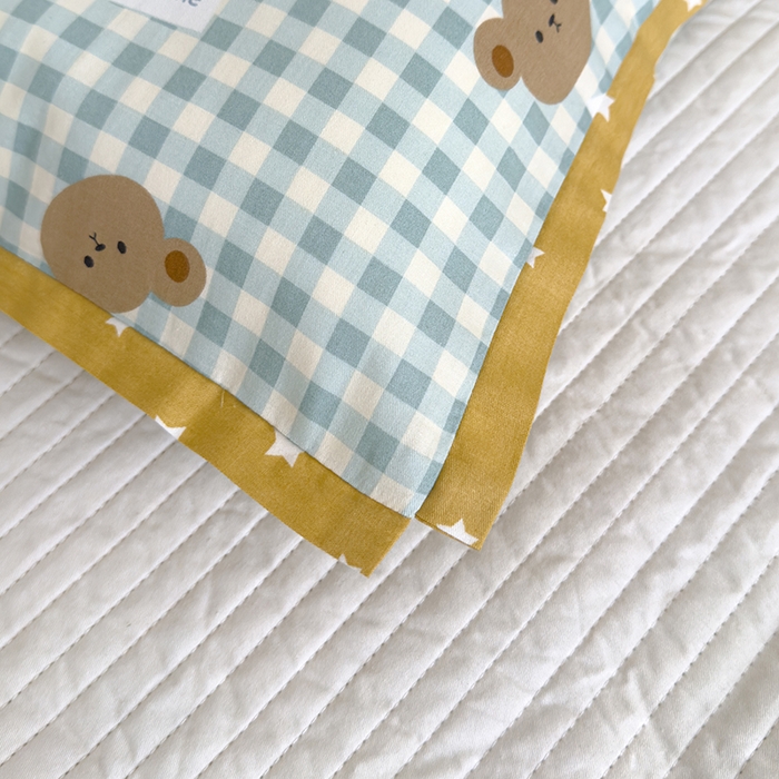 91家纺网 家纺一手货源 找家纺 2024新款A类133x72铂金全棉枕套枕头枕芯七彩童年系列 枕套+枕芯-棚拍图 小熊贝拉