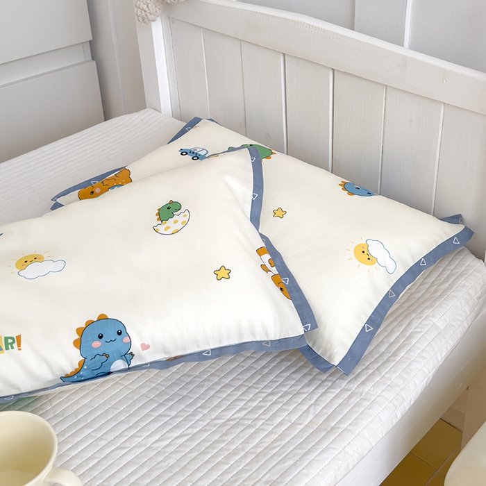 91家纺网 家纺一手货源 找家纺 2024新款A类133x72铂金全棉枕套枕头枕芯七彩童年系列 枕套+枕芯-棚拍图 小胖龙