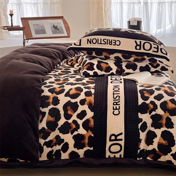 91家纺网 家纺一手货源 找家纺 启程家纺 2024新款A类牛奶绒轻奢大牌风四件套 字母豹纹