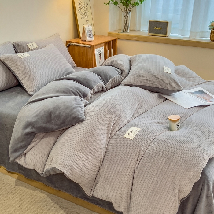 91家纺网 家纺一手货源 找家纺 丝羽坊 2024新款高克重3D立体雕花提花牛奶绒四件套 华夫格-浅灰