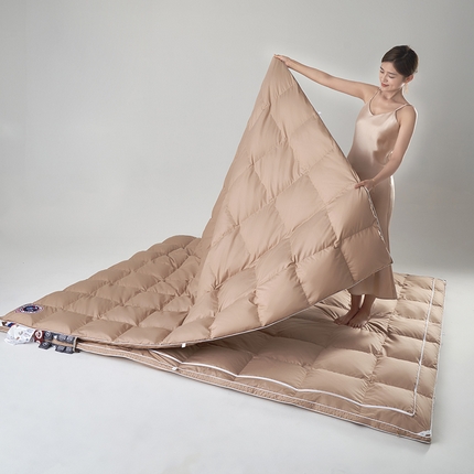 91家纺网 家纺一手货源 找家纺 （总）岚司羽 2024新款全棉95%优质白鹅绒抗菌子母被--模特