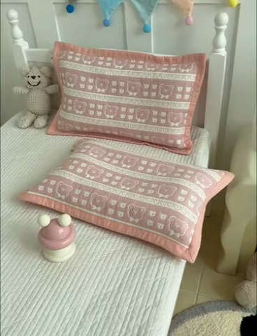 91家纺网 家纺一手货源 找家纺 2024新品色织立体提花全棉三层纱布夹棉枕套 小熊-粉