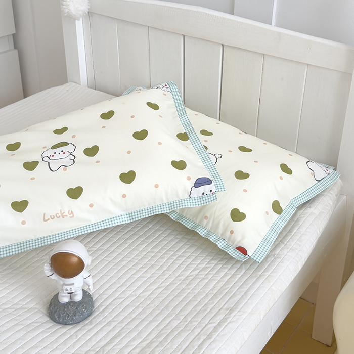 91家纺网 家纺一手货源 找家纺 2024新款A类133x72铂金全棉枕套枕头枕芯七彩童年系列 枕套+枕芯-棚拍图 嘟嘟狗