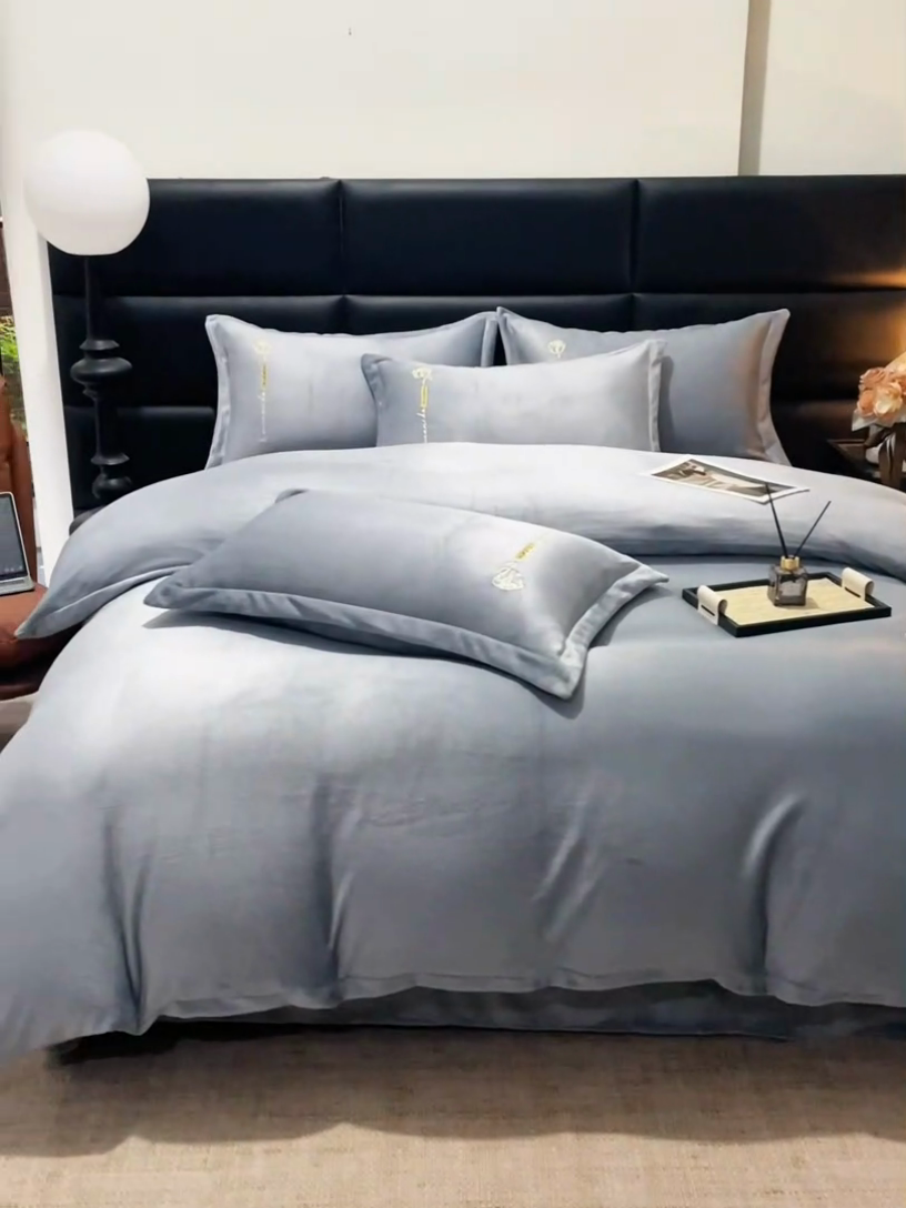 91家纺网 家纺一手货源 找家纺 神州川 2024直播爆款高克重保暖加厚纯色刺绣牛奶绒四件套-遇见-浅灰