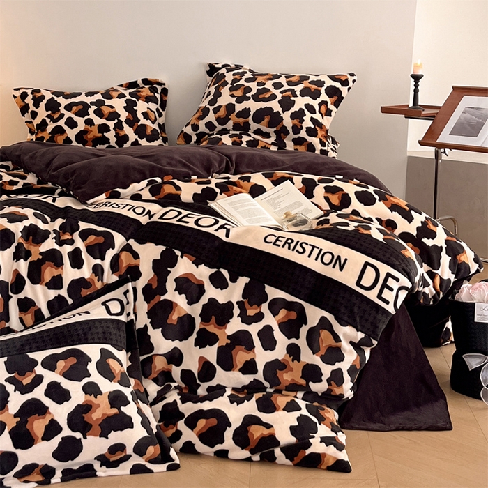 91家纺网 家纺一手货源 找家纺 启程家纺 2024新款A类牛奶绒轻奢大牌风四件套 字母豹纹