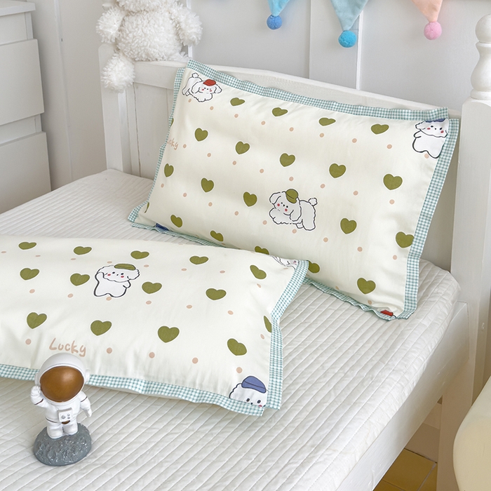 91家纺网 家纺一手货源 找家纺 2024新款A类133x72铂金全棉枕套枕头枕芯七彩童年系列 枕套+枕芯-棚拍图 嘟嘟狗