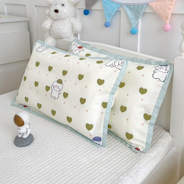 91家纺网 家纺一手货源 找家纺 2024新款A类133x72铂金全棉枕套枕头枕芯七彩童年系列 枕套+枕芯-棚拍图 嘟嘟狗