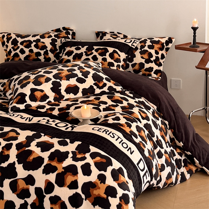 91家纺网 家纺一手货源 找家纺 启程家纺 2024新款A类牛奶绒轻奢大牌风四件套 字母豹纹