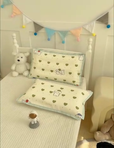 91家纺网 家纺一手货源 找家纺 2024新款A类133x72铂金全棉枕套枕头枕芯七彩童年系列 枕套+枕芯-棚拍图 嘟嘟狗