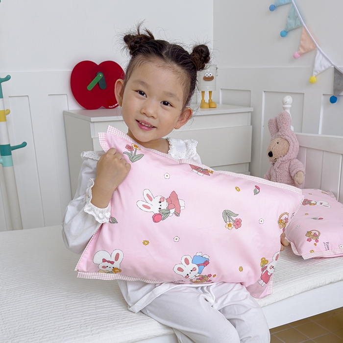 91家纺网 家纺一手货源 找家纺 2024新款A类133x72铂金全棉枕套枕头枕芯七彩童年系列 枕套+枕芯-棚拍图 仙女兔