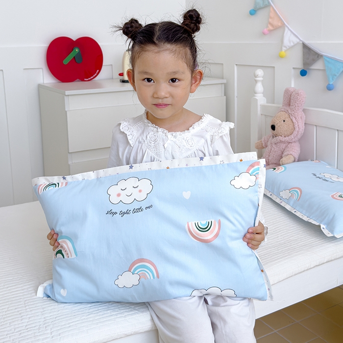 91家纺网 家纺一手货源 找家纺 2024新款A类133x72铂金全棉枕套枕头枕芯七彩童年系列 枕套+枕芯-棚拍图 彩云之巅