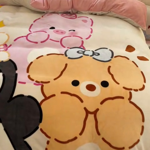 91家纺网 家纺一手货源 找家纺 喜梦缘-2025新款大版卡通牛奶绒四件套 快乐猪仔