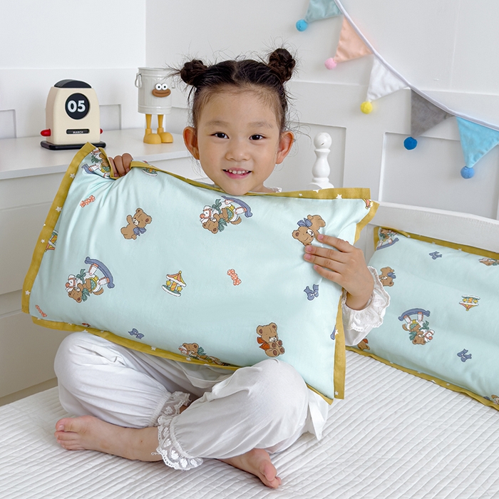 91家纺网 家纺一手货源 找家纺 2024新款A类133x72铂金全棉枕套枕头枕芯七彩童年系列 枕套+枕芯-棚拍图 旋转木马