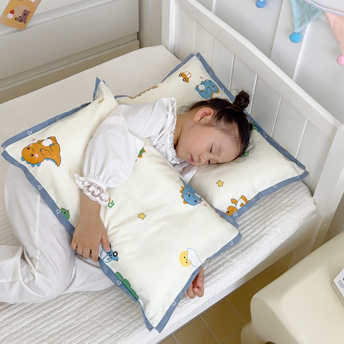 91家纺网 家纺一手货源 找家纺 2024新款A类133x72铂金全棉枕套枕头枕芯七彩童年系列 枕套+枕芯-棚拍图 小胖龙