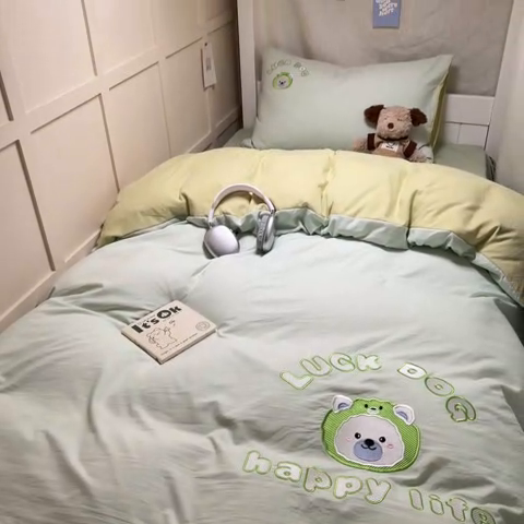 91家纺网 家纺一手货源 找家纺 梦舒羽 2025新款ins卡通可爱小狗刺绣水洗棉磨毛学生宿舍三件套居家四件套 小萨摩-果绿