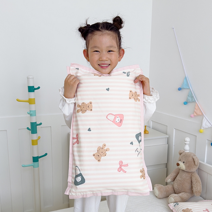 91家纺网 家纺一手货源 找家纺 2024新款A类133x72铂金全棉枕套枕头枕芯七彩童年系列 枕套+枕芯-棚拍图 丹妮小熊