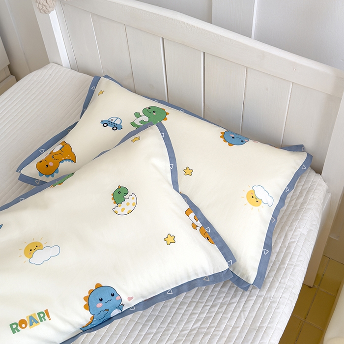 91家纺网 家纺一手货源 找家纺 2024新款A类133x72铂金全棉枕套枕头枕芯七彩童年系列 枕套+枕芯-棚拍图 小胖龙