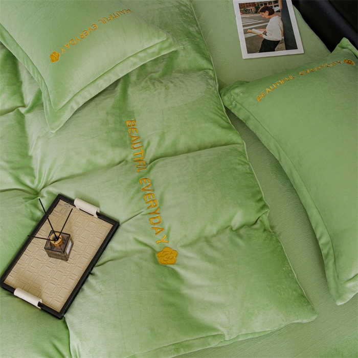 91家纺网 家纺一手货源 找家纺 神州川 2024直播爆款高克重保暖加厚纯色刺绣牛奶绒四件套- 邂逅-果绿