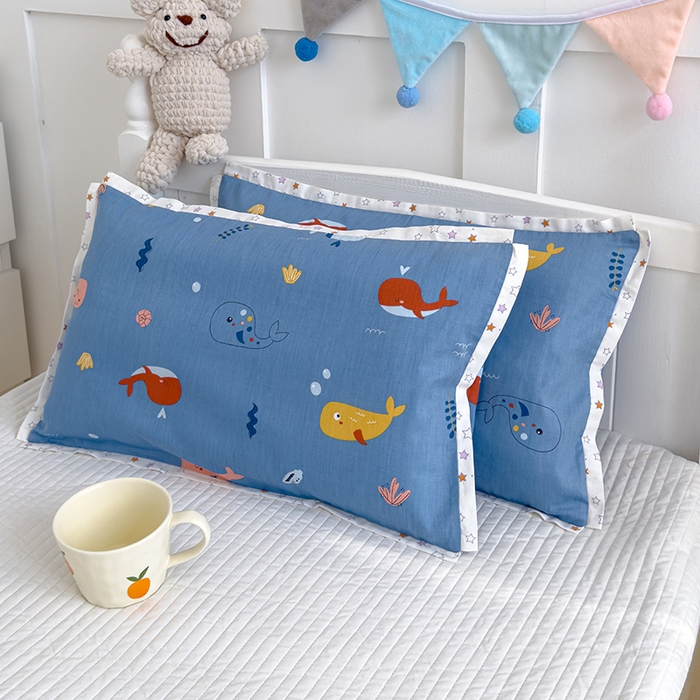 91家纺网 家纺一手货源 找家纺 2024新款A类133x72铂金全棉枕套枕头枕芯七彩童年系列 枕套+枕芯-棚拍图 小鲸鱼