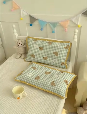 91家纺网 家纺一手货源 找家纺 2024新款A类133x72铂金全棉枕套枕头枕芯七彩童年系列 枕套+枕芯-棚拍图 小熊贝拉