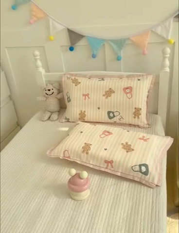 91家纺网 家纺一手货源 找家纺 2024新款A类133x72铂金全棉枕套枕头枕芯七彩童年系列 枕套+枕芯-棚拍图 丹妮小熊