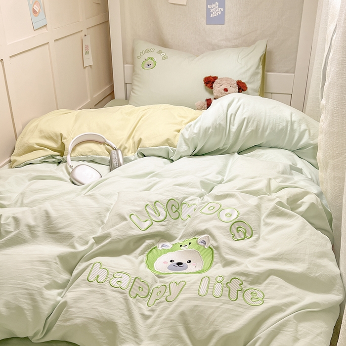 91家纺网 家纺一手货源 找家纺 梦舒羽 2025新款ins卡通可爱小狗刺绣水洗棉磨毛学生宿舍三件套居家四件套 小萨摩-果绿