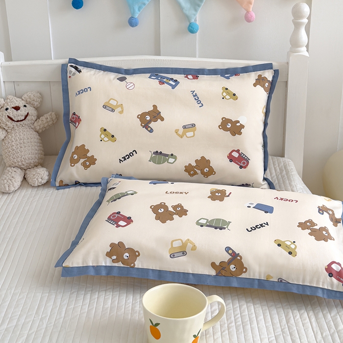 91家纺网 家纺一手货源 找家纺 2024新款A类133x72铂金全棉枕套枕头枕芯七彩童年系列 枕套+枕芯-棚拍图 熊熊旅行记