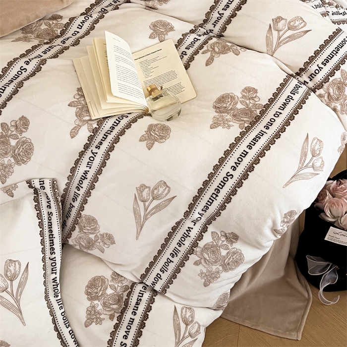 91家纺网 家纺一手货源 找家纺 启程家纺 2024新款A类牛奶绒轻奢大牌风四件套 花边字母花朵