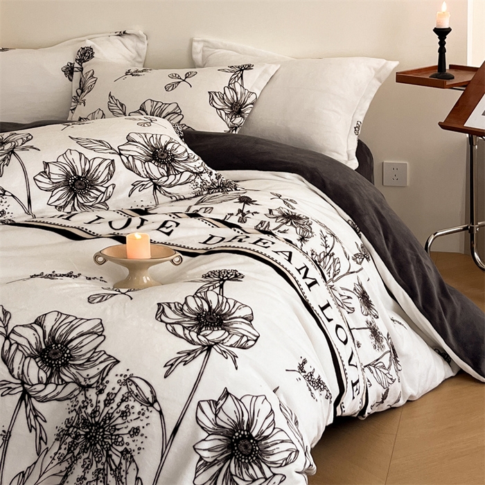 91家纺网 家纺一手货源 找家纺 启程家纺 2024新款A类牛奶绒轻奢大牌风四件套 黑白荷花