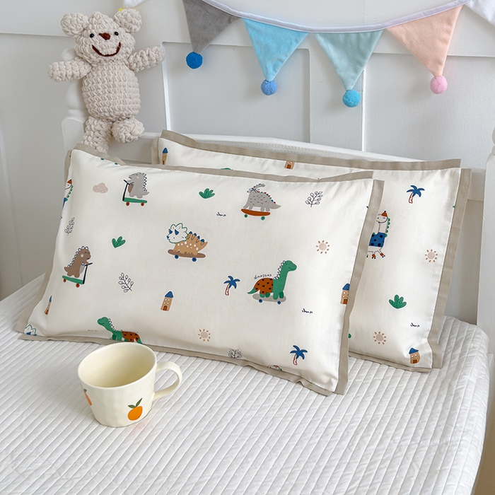 91家纺网 家纺一手货源 找家纺 2024新款A类133x72铂金全棉枕套枕头枕芯七彩童年系列 枕套+枕芯-棚拍图 恐龙印记