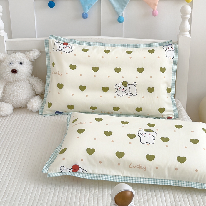 91家纺网 家纺一手货源 找家纺 2024新款A类133x72铂金全棉枕套枕头枕芯七彩童年系列 枕套+枕芯-棚拍图 嘟嘟狗