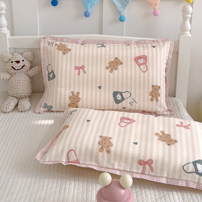 91家纺网 家纺一手货源 找家纺 2024新款A类133x72铂金全棉枕套枕头枕芯七彩童年系列 枕套+枕芯-棚拍图 丹妮小熊