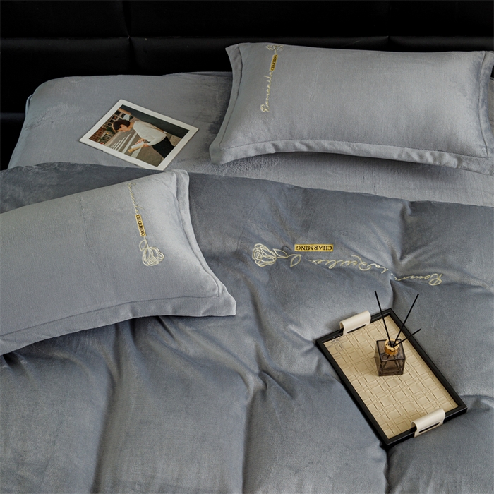 91家纺网 家纺一手货源 找家纺 神州川 2024直播爆款高克重保暖加厚纯色刺绣牛奶绒四件套-遇见-浅灰