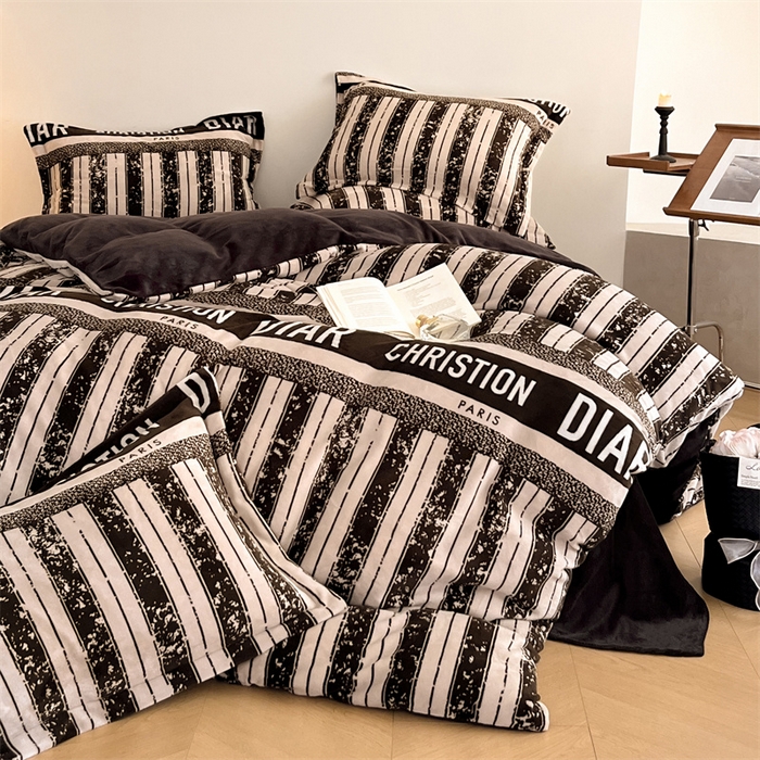 91家纺网 家纺一手货源 找家纺 启程家纺 2024新款A类牛奶绒轻奢大牌风四件套 泥点字母