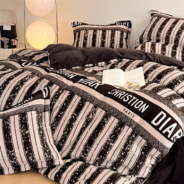 91家纺网 家纺一手货源 找家纺 启程家纺 2024新款A类牛奶绒轻奢大牌风四件套 泥点字母