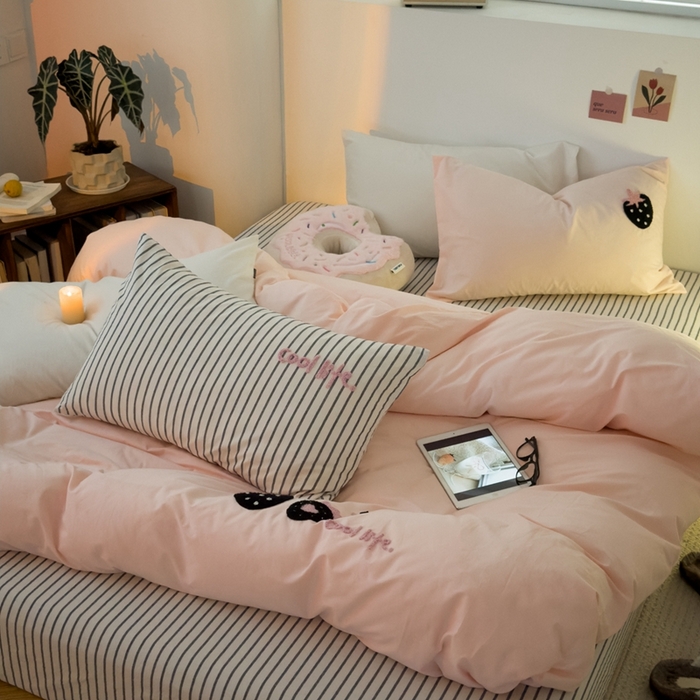 91家纺网 家纺一手货源 找家纺 洋铭区（原狠狠爱）2024新款水洗棉毛巾绣四件套 元气莓莓