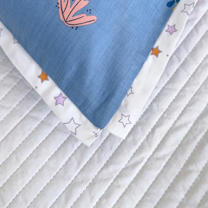 91家纺网 家纺一手货源 找家纺 2024新款A类133x72铂金全棉枕套枕头枕芯七彩童年系列 枕套+枕芯-棚拍图 小鲸鱼