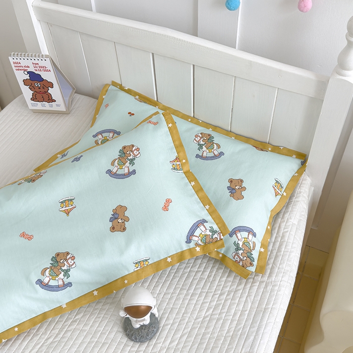 91家纺网 家纺一手货源 找家纺 2024新款A类133x72铂金全棉枕套枕头枕芯七彩童年系列 枕套+枕芯-棚拍图 旋转木马