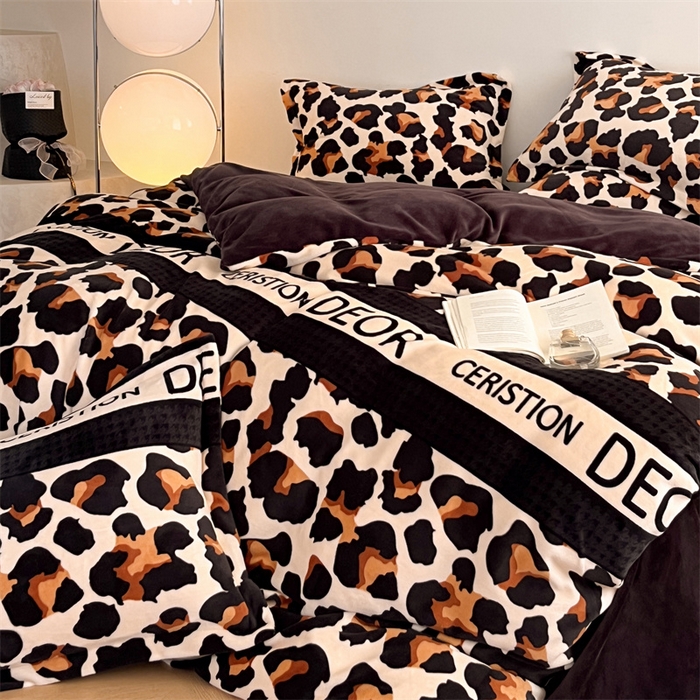 91家纺网 家纺一手货源 找家纺 启程家纺 2024新款A类牛奶绒轻奢大牌风四件套 字母豹纹