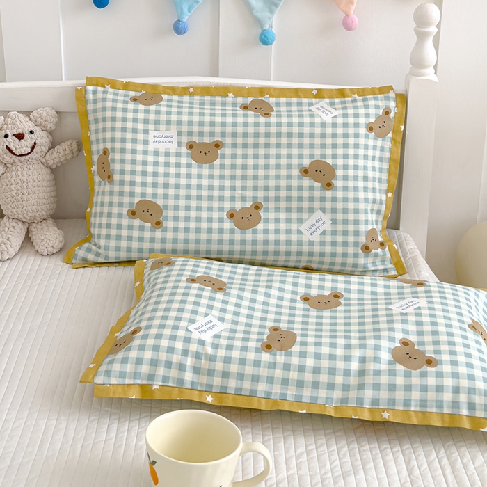 91家纺网 家纺一手货源 找家纺 2024新款A类133x72铂金全棉枕套枕头枕芯七彩童年系列 枕套+枕芯-棚拍图 小熊贝拉