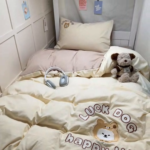 91家纺网 家纺一手货源 找家纺 梦舒羽 2025新款ins卡通可爱小狗刺绣水洗棉磨毛学生宿舍三件套居家四件套 小比熊-卡其