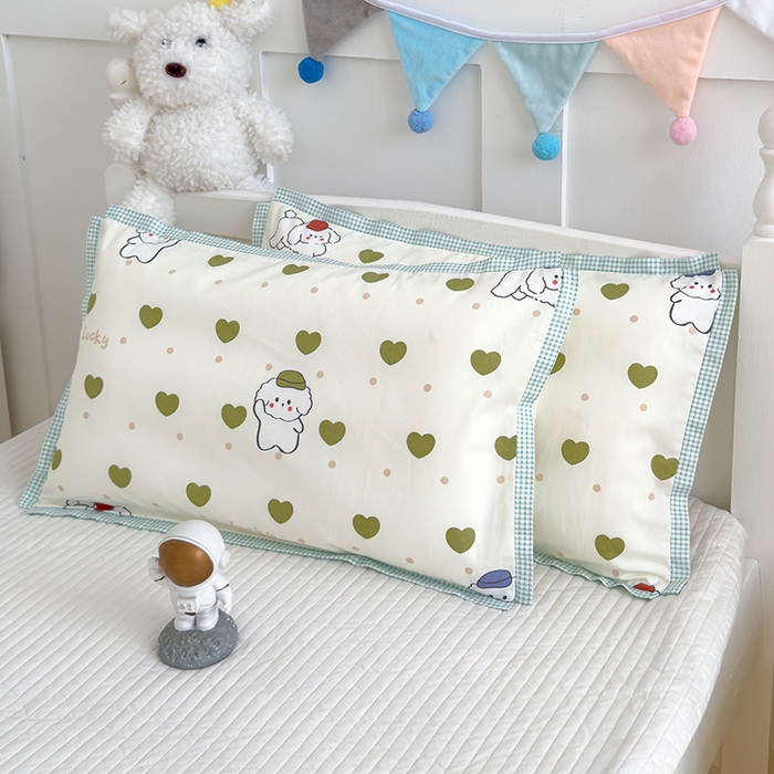 91家纺网 家纺一手货源 找家纺 2024新款A类133x72铂金全棉枕套枕头枕芯七彩童年系列 枕套+枕芯-棚拍图 嘟嘟狗