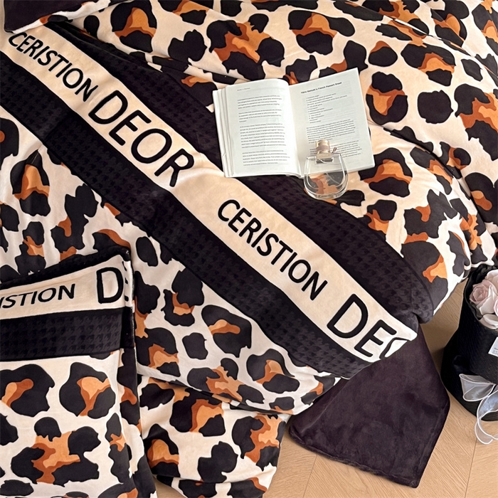 91家纺网 家纺一手货源 找家纺 启程家纺 2024新款A类牛奶绒轻奢大牌风四件套 字母豹纹