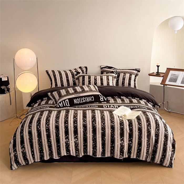 91家纺网 家纺一手货源 找家纺 启程家纺 2024新款A类牛奶绒轻奢大牌风四件套 泥点字母