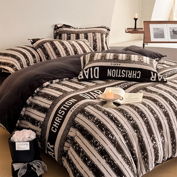 91家纺网 家纺一手货源 找家纺 启程家纺 2024新款A类牛奶绒轻奢大牌风四件套 泥点字母